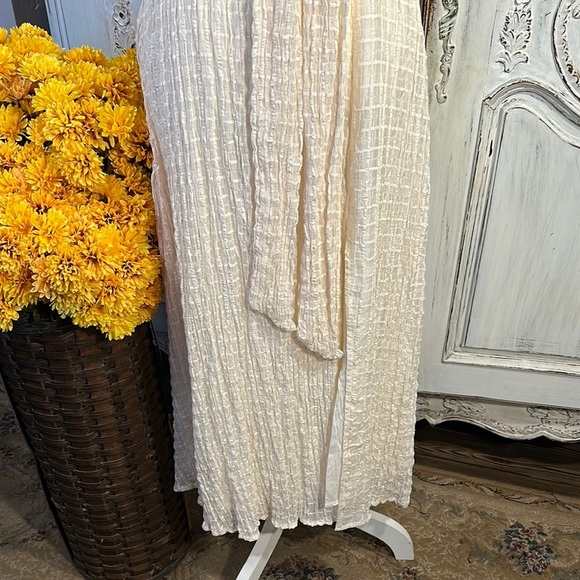 ASTR the Label Elegant Cream Textured Puff Sleeve Dress with Cutout and Tie - Picture 3 of 12